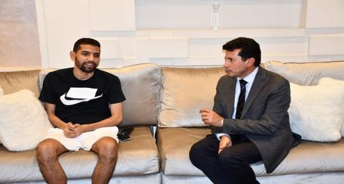 وزير الرياضة يزور مؤمن زكريا في منزله للاطمئنان على حالته